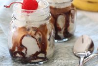 Low-Calorie Banana Split in a Jar