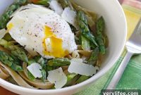 5-Ingredient Poached Eggs on Pasta with Asparagus