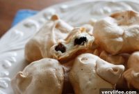 Black-and-White Chocolate Chip Meringues Recipe
