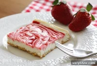 Irresistible Strawberry Swirl Cheesecake Recipe