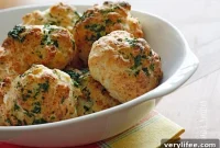 Garlic Cheddar Biscuits with Bisquick Recipe