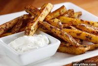 Crispy Baked Seasoned Fries with Garlic Aioli