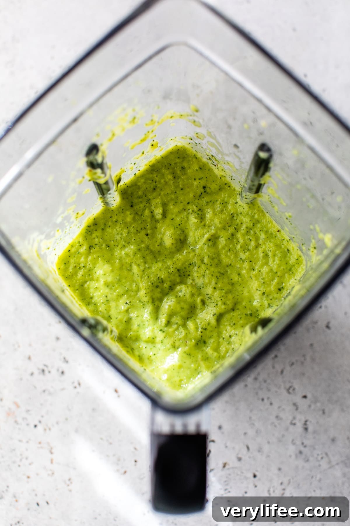 Blend the sauce. Blending the creamy zucchini sauce.