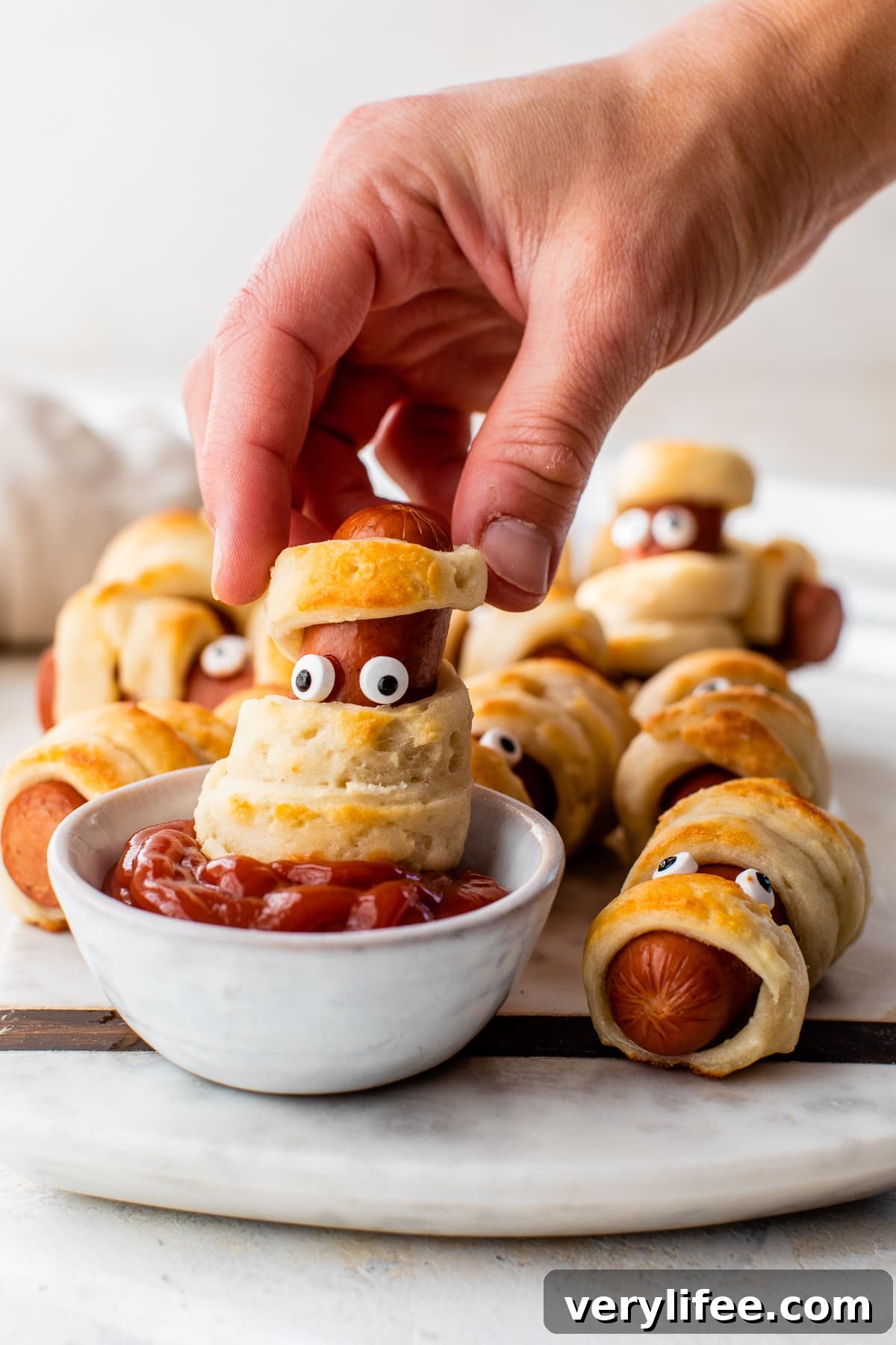 Mummy Hot Dogs: Halloween Party Recipe 2 Mummy Dogs