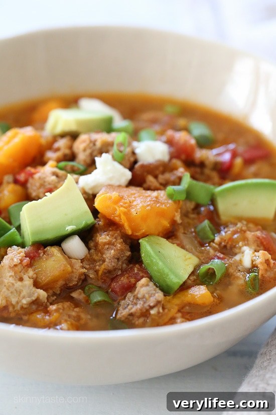 Chili with avocado and goat cheese