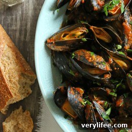 Mussels in a spicy red marinara sauce – simple and elegant, best served with lots of whole wheat crusty bread for dipping into the delicious sauce.