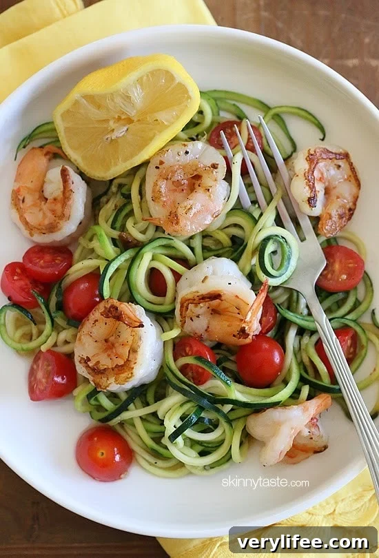 Spicy shrimp with garlic, zucchini noodles (zoodles), tomatoes and a squeeze of lemon – EASY low-carb, gluten-free, paleo-friendly dish