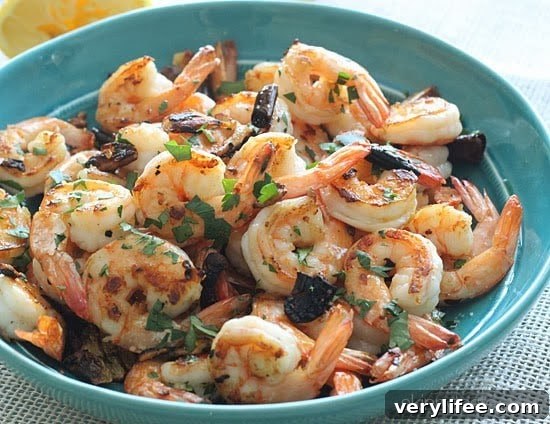 Sauteed shrimp with garlic, dried chilies and lemon juice – it's spicy, garlicky, acidic and sooooo good! You can serve this as an appetizer or for dinner