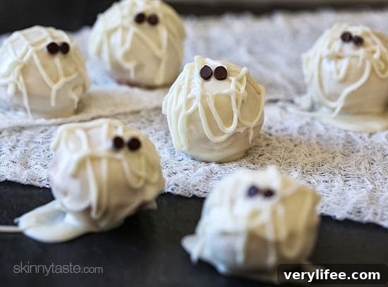 Skinny Mummy Cake Balls - light Halloween cake balls made with cake mix, egg whites and fat free Greek yogurt