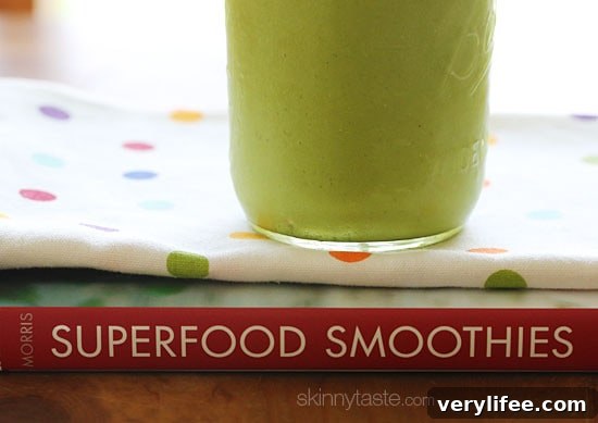 Mango Banana Green Smoothie with Hemp Seeds 3 Start the morning RIGHT with this super delicious, creamy green smoothie made with frozen banana, baby spinach, fresh mango, hemp seeds and almond milk.