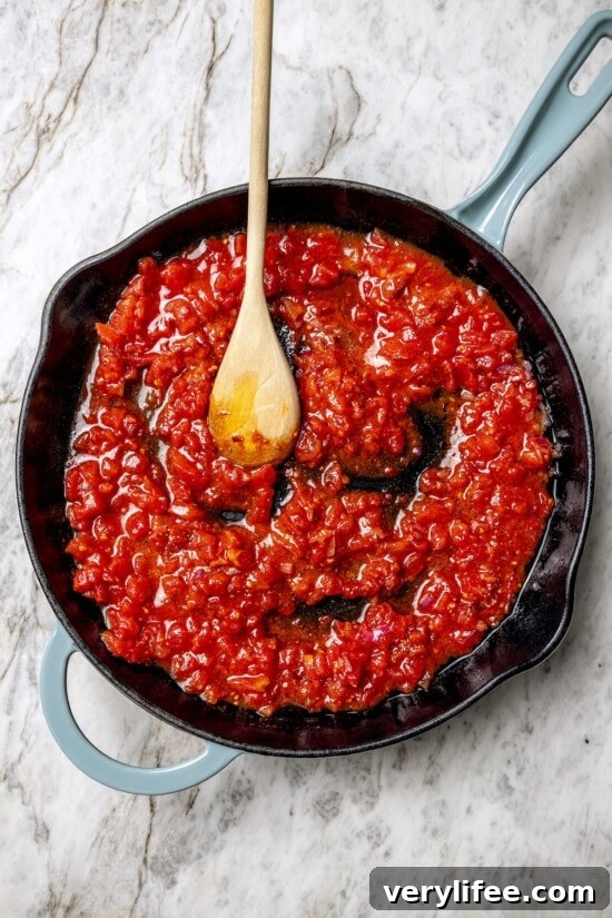 Make the sauce Stirring sauce for eggs in purgatory
