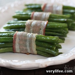 Pretty little bundles of bacon wrapped French 'green beans' known as Haricot verts which are longer and thinner than the typical American green beans. Of course, American green beans will work just fine here too.