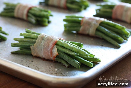 Pretty little bundles of bacon wrapped French 'green beans' known as Haricot verts which are longer and thinner than the typical American green beans. Of course, American green beans will work just fine here too.