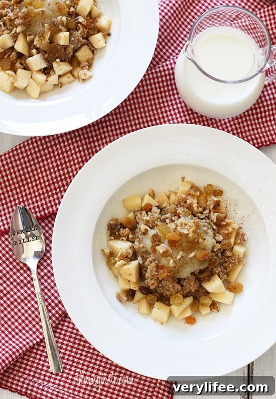 Apple cinnamon breakfast quinoa – quinoa for breakfast you ask? Well yes, quinoa served warm, with its nutty taste and chewy texture, pairs beautifully with fresh crisp autumn apples, golden raisins, pecans, warm milk, vanilla and cinnamon – a delightful breakfast that is both protein packed and comforting.