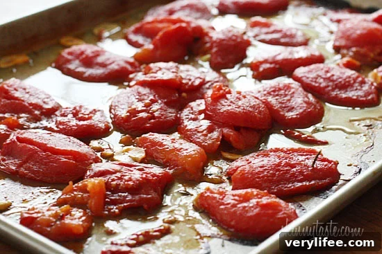 Oven-Roasted Tomatoes with Garlic and Herbs 8 Summer plum tomatoes roasted in the oven with garlic and herbs make an easy, delicious homemade tomato sauce that will fill the room with an intoxicating aroma.