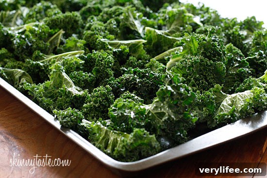 Crispy Baked Parmesan Kale Chips 4 Delicious and easy to make baked kale chips with parmesan makes this a great low-fat, low-calorie, low-carb, gluten-free, vegetarian, and antioxidant rich snack.
