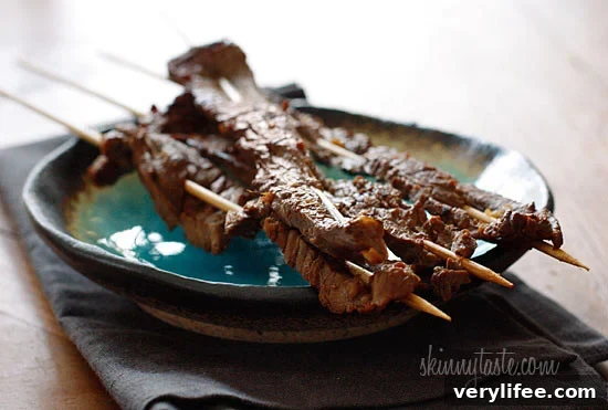 Grilled Asian Flank Steak Skewers with Soy Garlic Marinade 2 Thin strips of grilled flank steak marinated with lime juice, ginger, garlic, sesame oil and soy sauce. These skewers disappear quickly at every gathering, so you may want to make a lot!