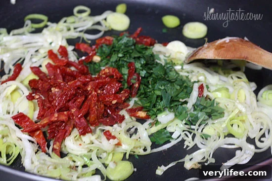 Skillet Chicken with Leeks and Sun-Dried Tomatoes 5 Thin sliced chicken cutlets sauteed in a white wine sauce with leeks and sun-dried tomatoes. Dinner in less than 20 minutes!