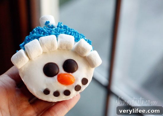 With Christmas just around the corner, these adorable holiday vanilla snowman cupcakes are low fat, easy to make and they are a hit with the kids! 