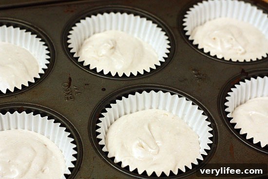 With Christmas just around the corner, these adorable holiday vanilla snowman cupcakes are low fat, easy to make and they are a hit with the kids! 