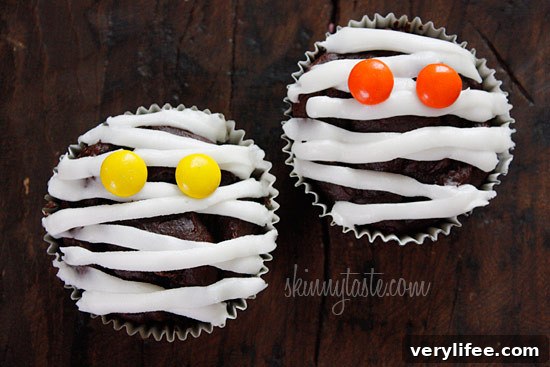 These are healthy Chocolate Mummy cupcakes with vanilla frosting, wouldn't these be so cute to bring to a Halloween party!
