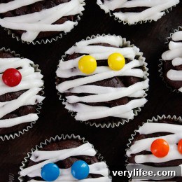 These are healthy Chocolate Mummy cupcakes with vanilla frosting, wouldn't these be so cute to bring to a Halloween party!