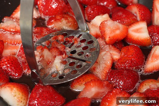 Low-Calorie Strawberry Fool Recipe 6 Strawberry sauce cooling