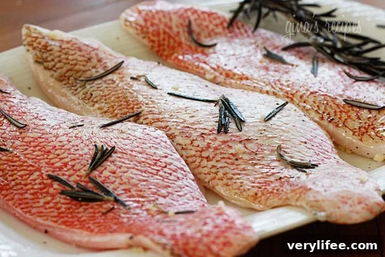 Roasted Snapper Fillet: Recipe and Sustainable Seafood Guide 3 Snapper fillets with rosemary and breadcrumbs