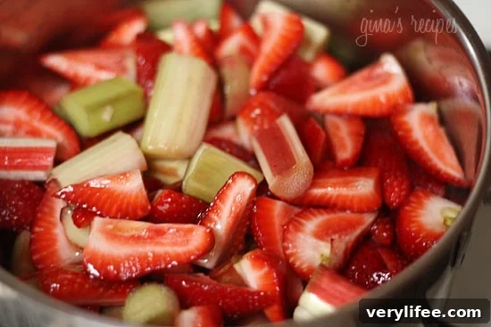 Strawberry Rhubarb Compote Recipe for Yogurt, Toast & Pie 4 Strawberries and rhubarb cooking