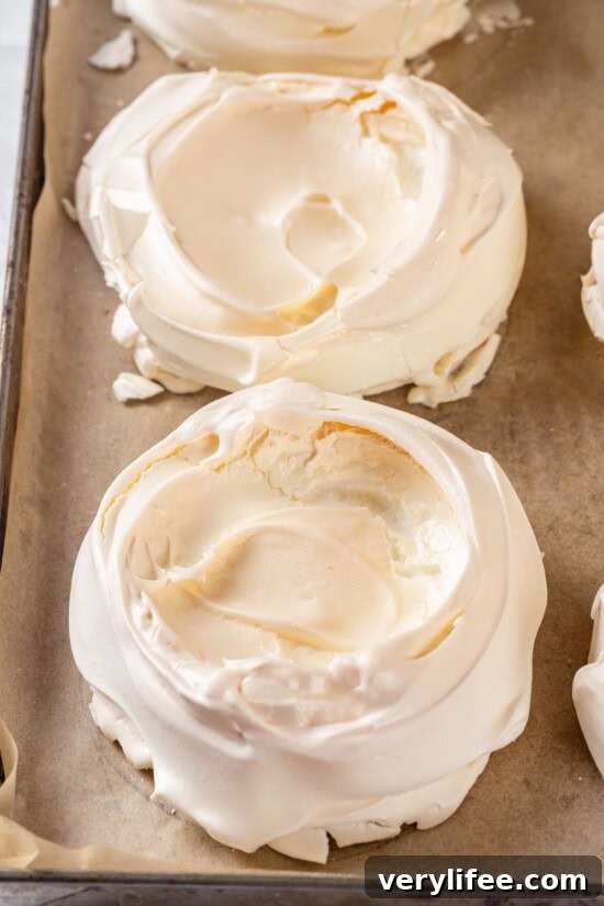 Baked meringue nests Meringue nests for pavlova
