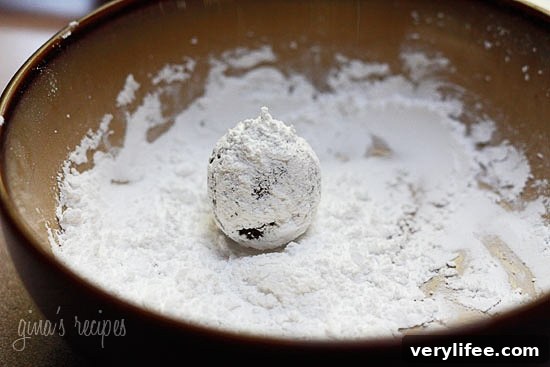 These No-Bake Fudgy Snow Balls are made with dates, almonds and cocoa powder, no oil or butter, and no baking required!