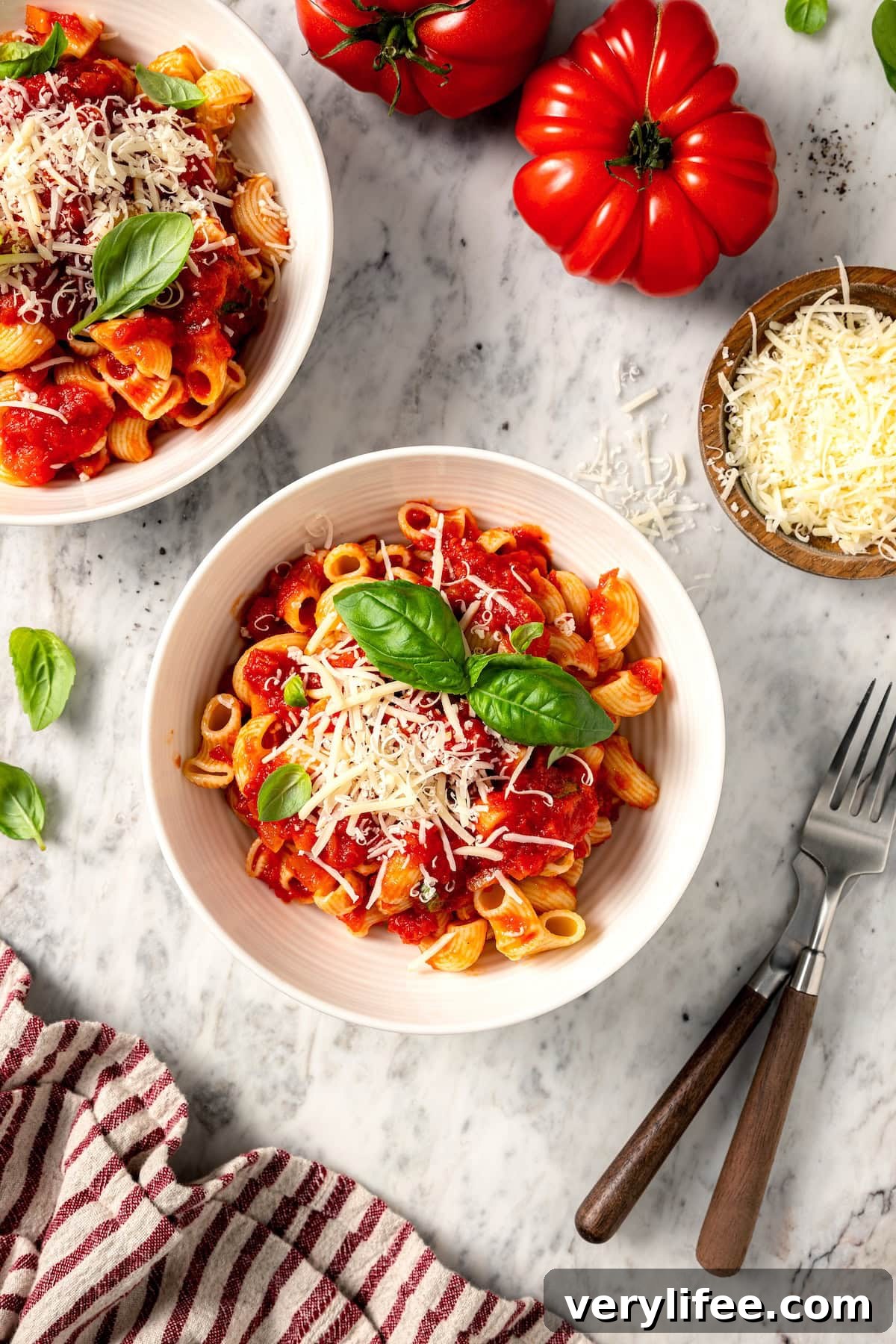 Two bowls of filetto di pomodoro pasta.