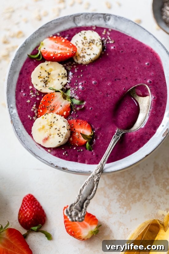 Oatmeal Berry Smoothie Bowl