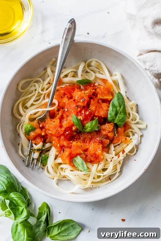fresh tomato sauce with spaghetti