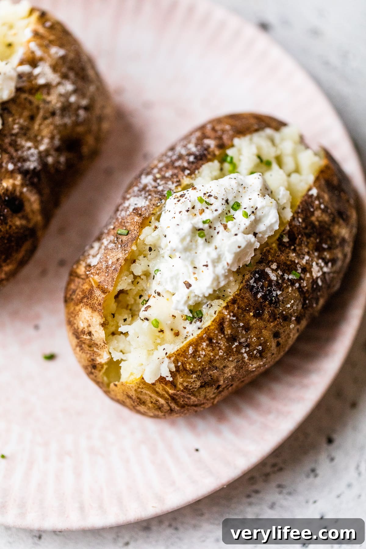 How to Make a Crispy-Skinned, Fluffy Baked Potato 3 baked potato with sour cream and chives