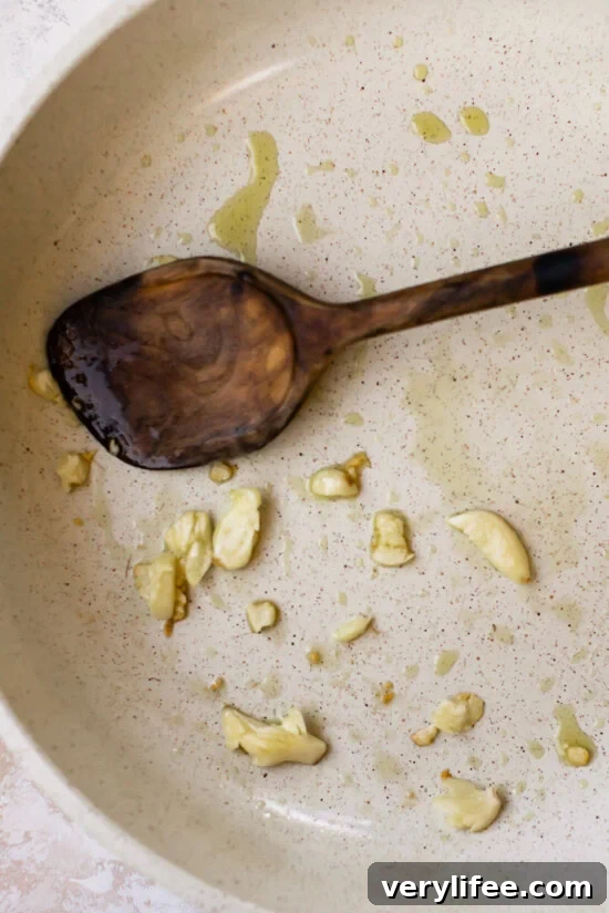 Slow Cooker Chicken with Apples and Cinnamon 6 saute garlic in skillet