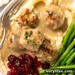 Thanksgiving Turkey Meatballs with Savory Gravy 16 Thanksgiving Turkey Meatballs and Gravy